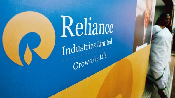 Reliance share price crashes 5%, extends fall to 2nd day amid US-Venezuela crisis— is it an opportunity to buy?