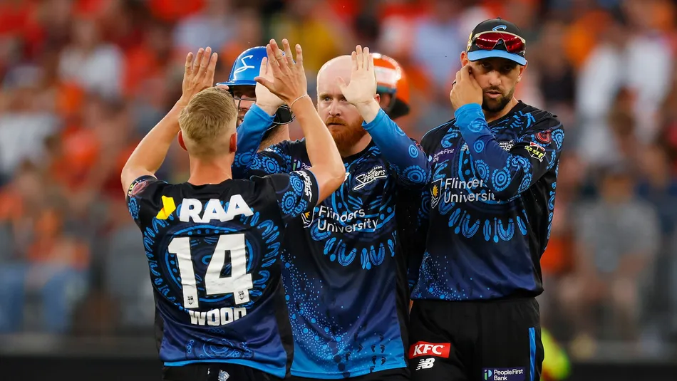 Strikers make one change to squad against Thunder