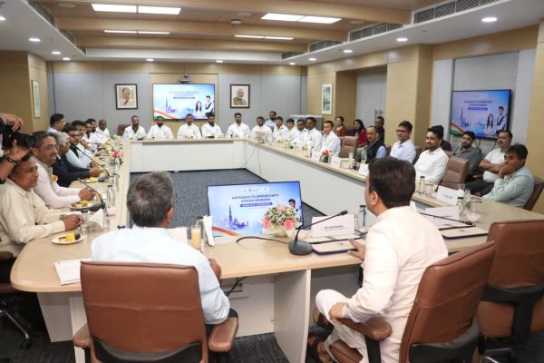 Shri Jayant Chaudhary Sends Off 14 Indian Workers to Mauritius Under India-Mauritius Government-to-Government Mobility Partnership