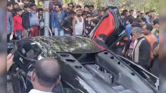 UP Businessmen Son's Lamborghini Crashes Into People and Vehicles in Kanpur, Six Injured