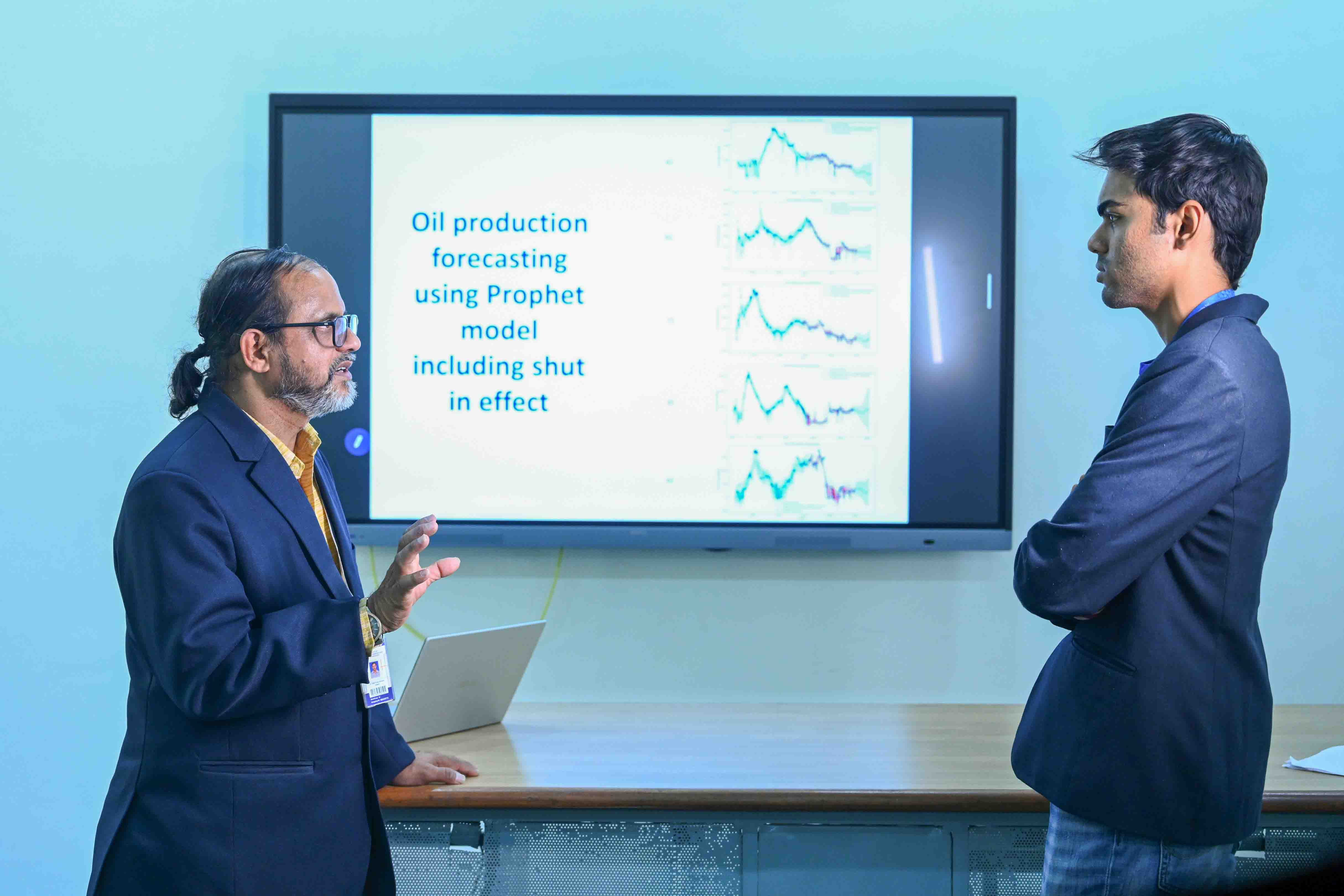 Amid Global Oil Market Volatility, MIT-WPU Researchers Develop AI Models to Boost Oil Recovery and Forecast Production in Mature Fields